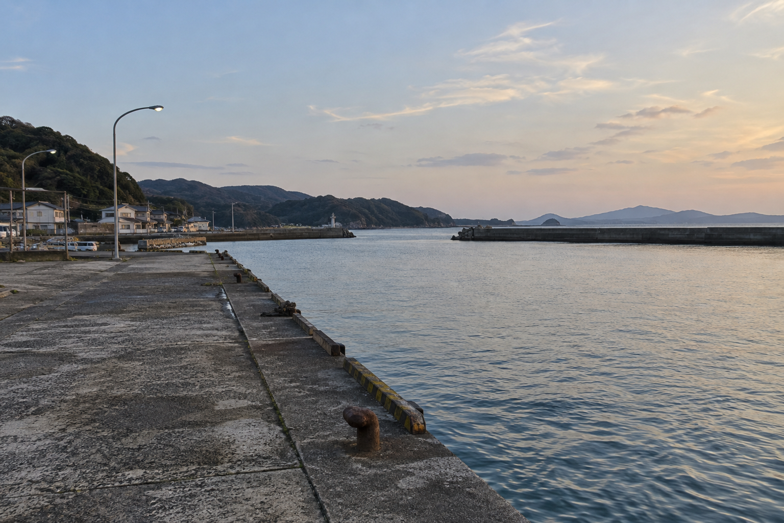 秋の夕方の港と堤防を描いたアジングの釣り場イメージ