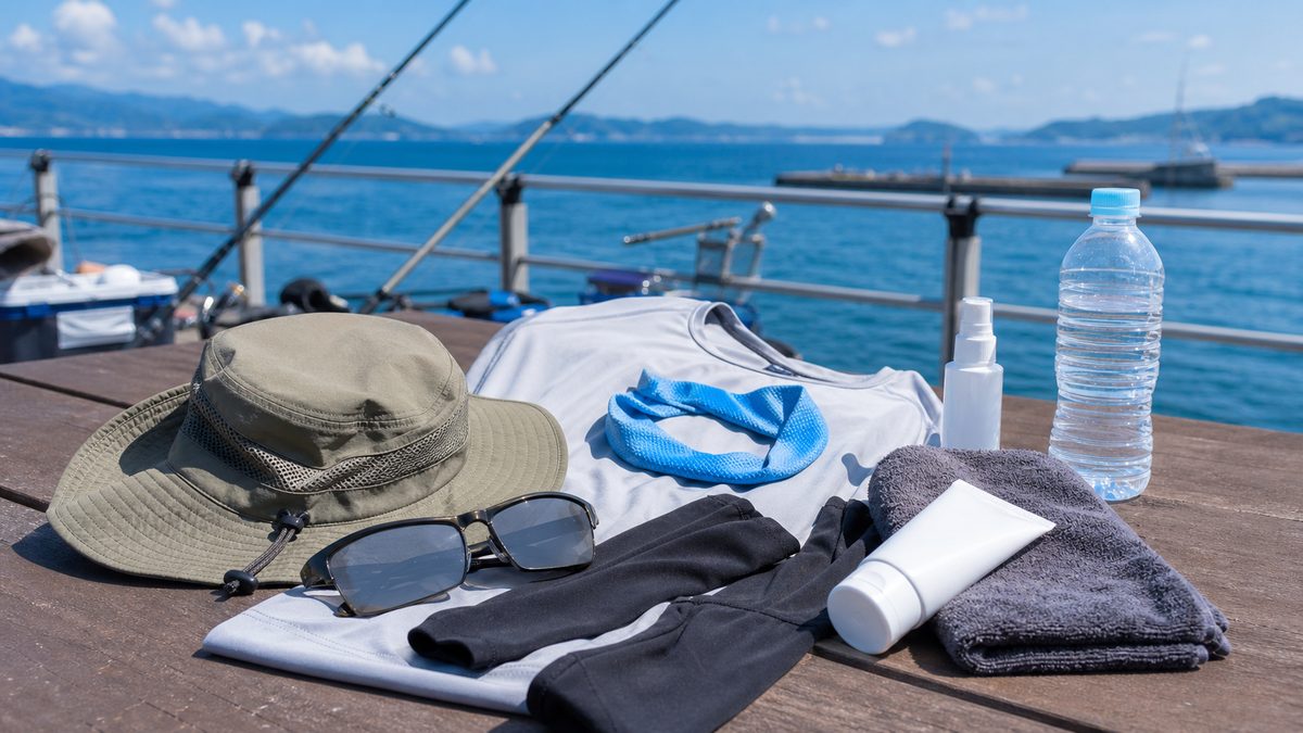 夏の釣りで日差しを避ける服装と足元